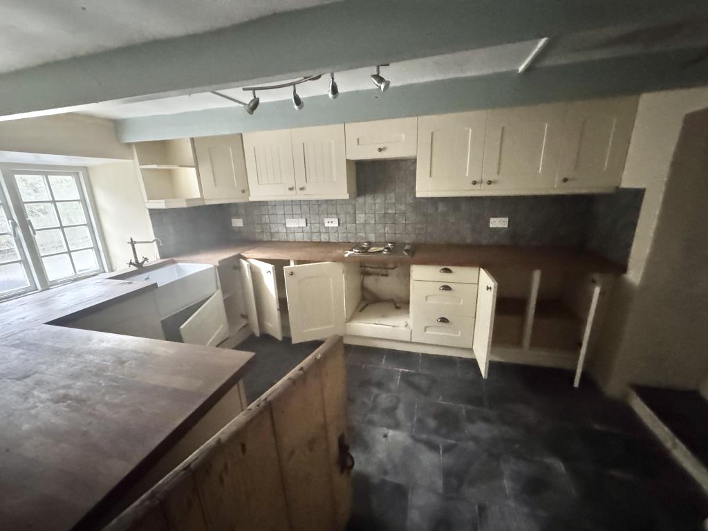 Lot: 1 - CHARACTER TWO-BEDROOM COTTAGE - Kitchen